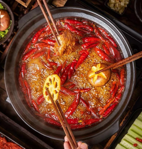 火锅底料市场琳琅满目，为何选择厂家定制独具匠心？
