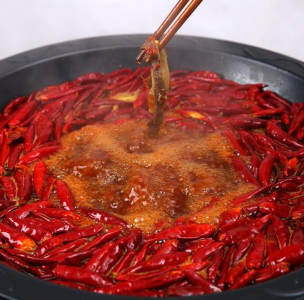 探秘牛油红油批发实惠价，火锅店如何因此生意兴隆，收入倍增？