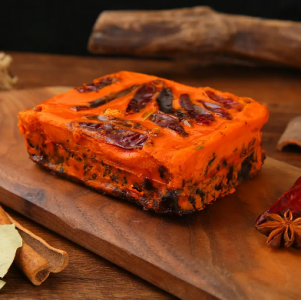 揭秘重庆老火锅红油底料，一抹红艳中的醇厚辣味，究竟有多诱人？