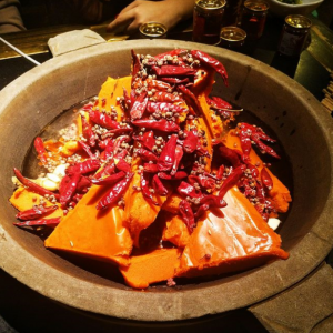 揭秘：如何精准定位火锅底料一手货源，并验证厂家正规性？
